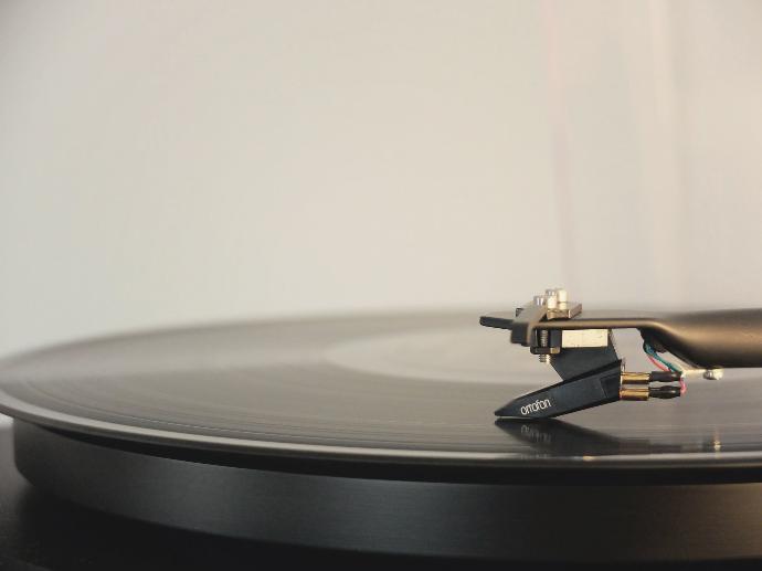 round black vinyl disc on vinyl player